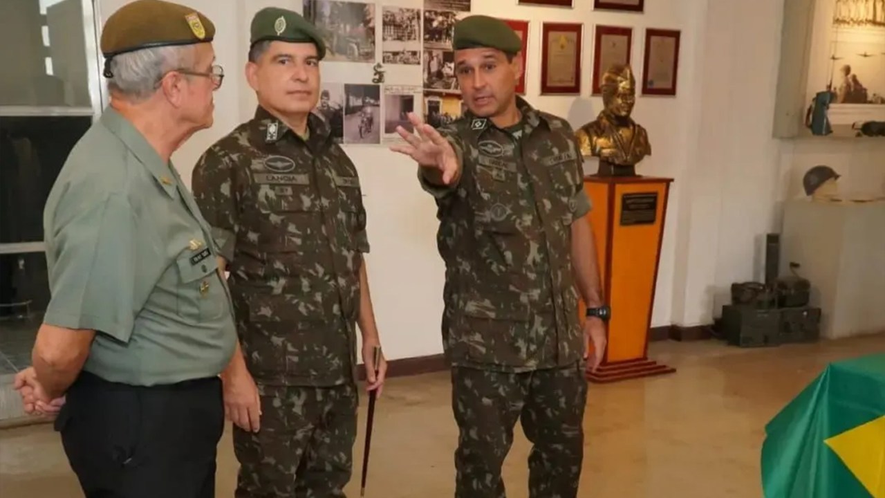 EXÉRCITO - Marcelino Haddad (terceiro da esquerda para a direita) encaminhou a Cid documentos que acabaram por subsidiar plano golpista