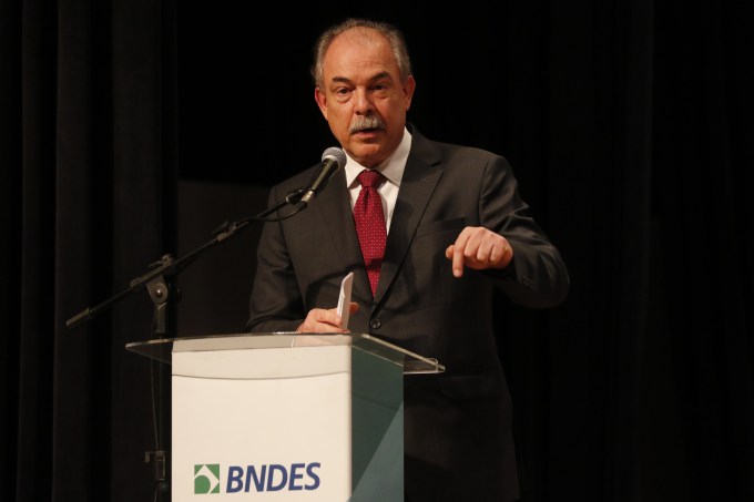 Rio de Janeiro (RJ), 23/05/2023 –  O presidente do BNDES, Aloizio Mercadante, no Seminário Empoderamento Negro para Transformação da Economia. Foto: Fernando Frazão/Agência Brasil