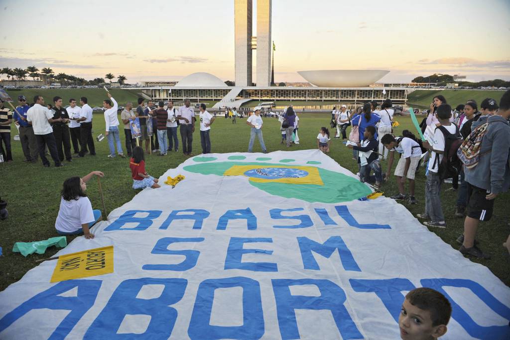 PROTESTO-CONTRA-ABORTO-BRASIL-2020-1-(6).jpg À DIREITA - Protesto no DF: a maioria dos eleitores nem-nem é contra o aborto -