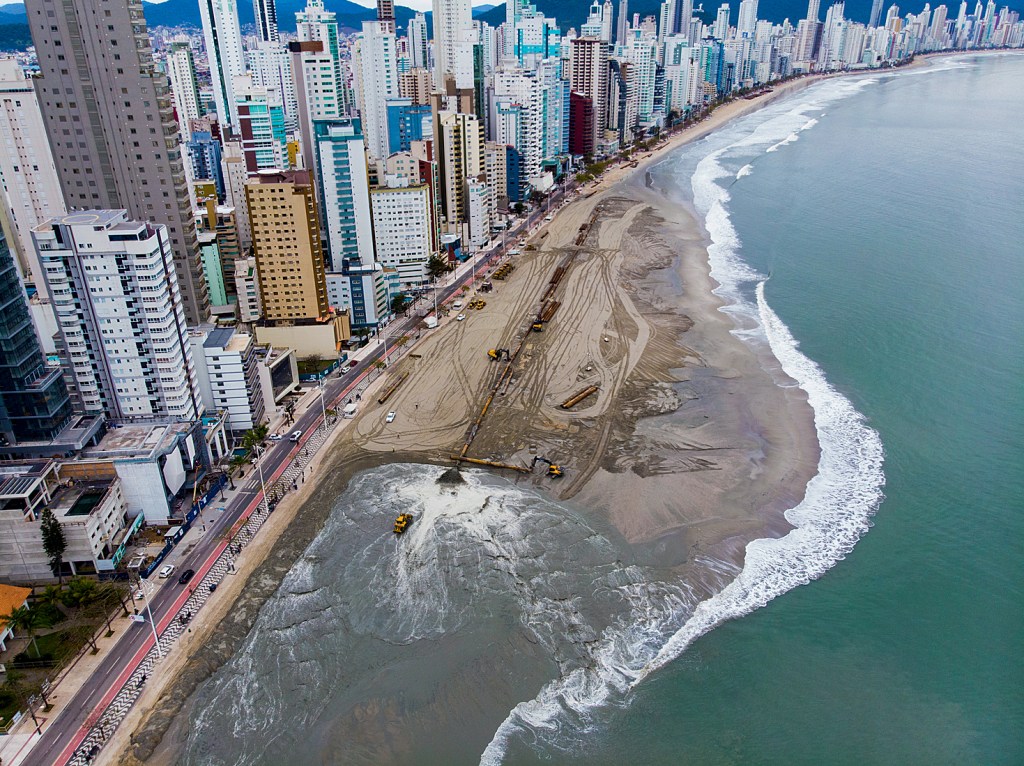 “PUXADINHO” - Balneário Camboriú: o oceano engoliu uma faixa de terra artificial