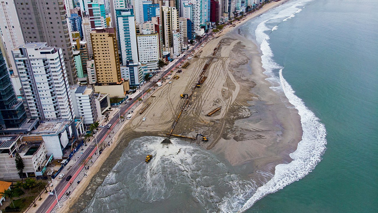 “PUXADINHO” - Balneário Camboriú: o oceano engoliu uma faixa de terra artificial