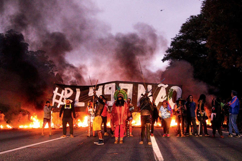 PROTESTO - Indígenas em São Paulo: votação do marco temporal ajudou a pôr em xeque promessas de Lula no exterior