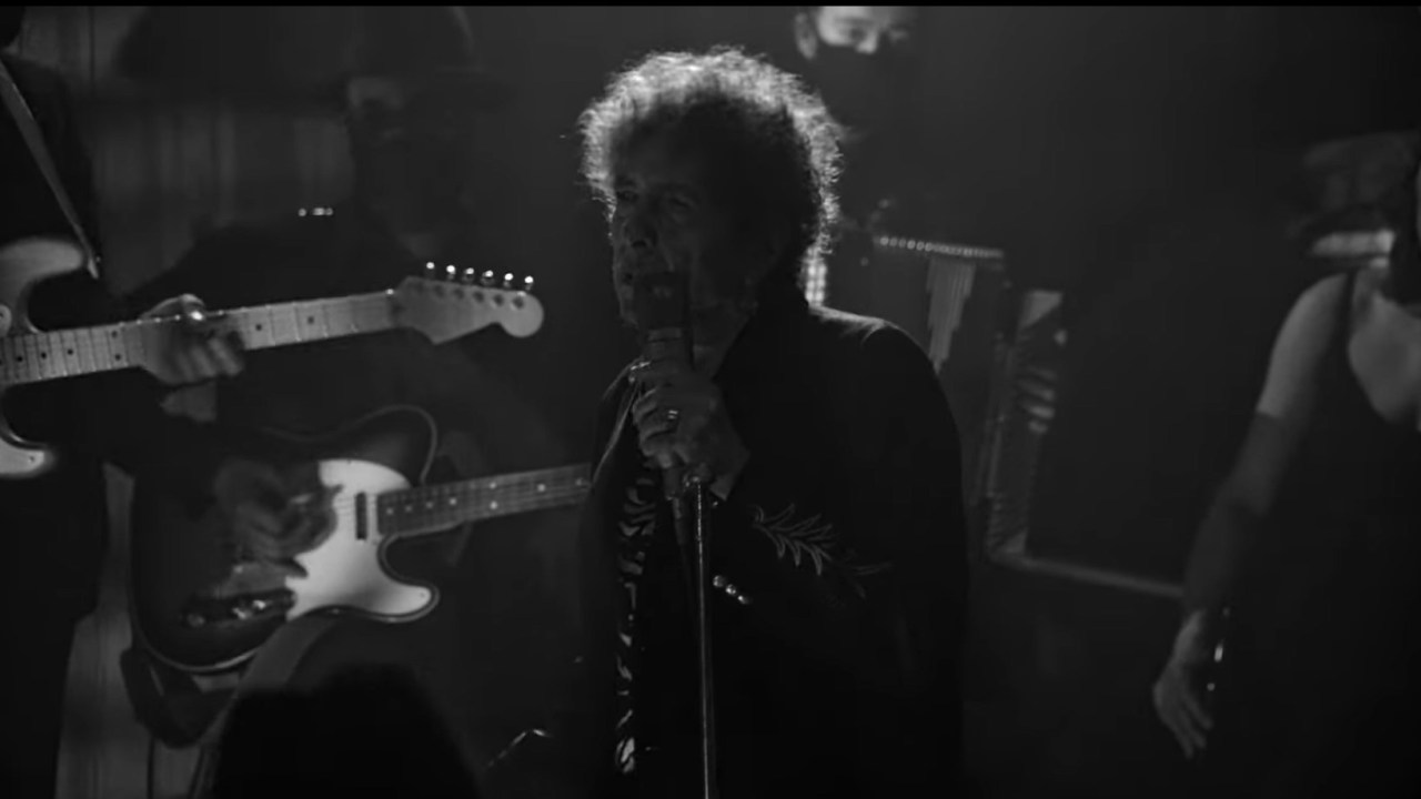 Bob Dylan durante a gravação de Shadow Kingdom