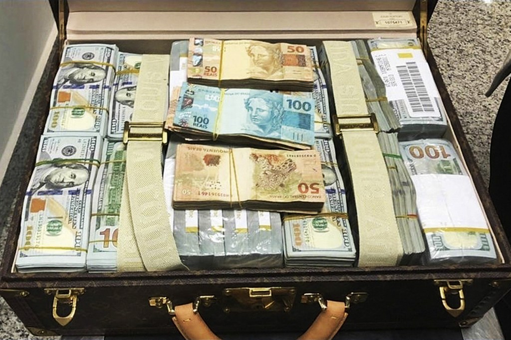 MALA RECHEADA - Dinheiro apreendido em Viracopos: 1,4 milhão de dólares
