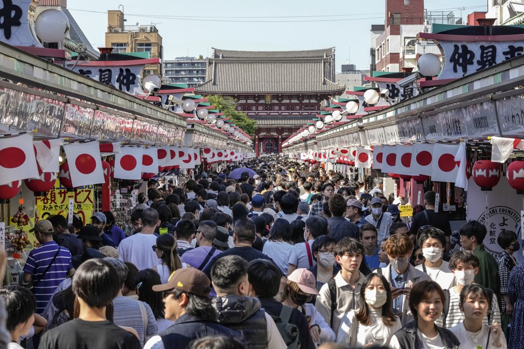 MULTIDÃO - Transeuntes em Tóquio: a nova referência inclui dados de 47 pessoas, mas a meta é chegar a 350 indivíduos