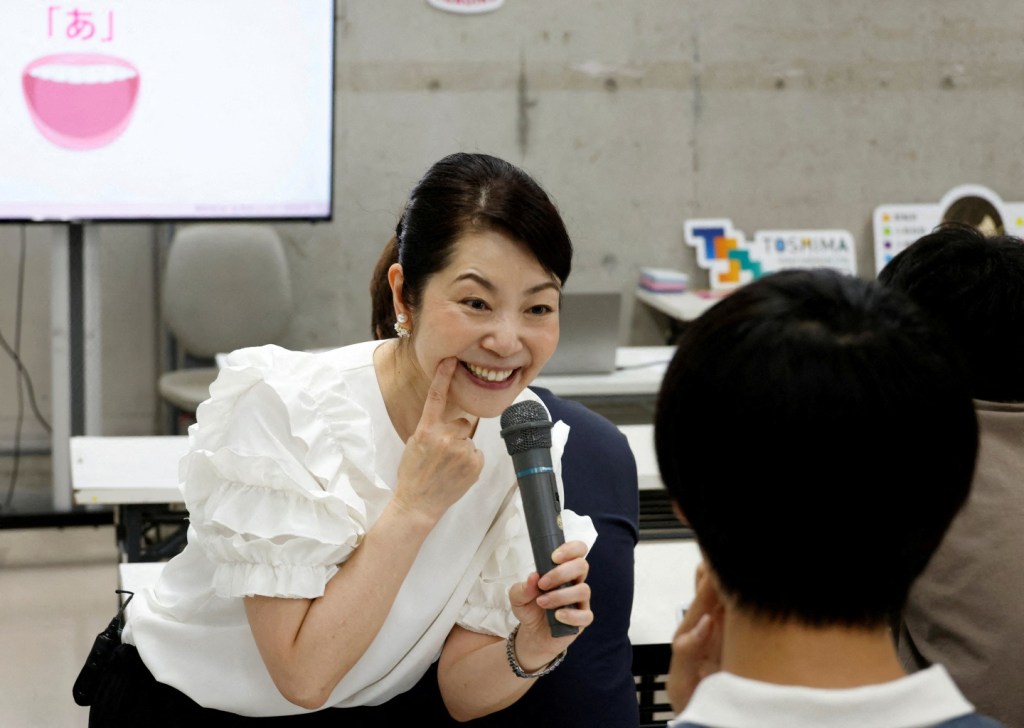 Alunos praticam sorrisos em um curso de treinamento de sorrisos na Sokei Art School em Tóquio, Japão. 05/06/2023 -