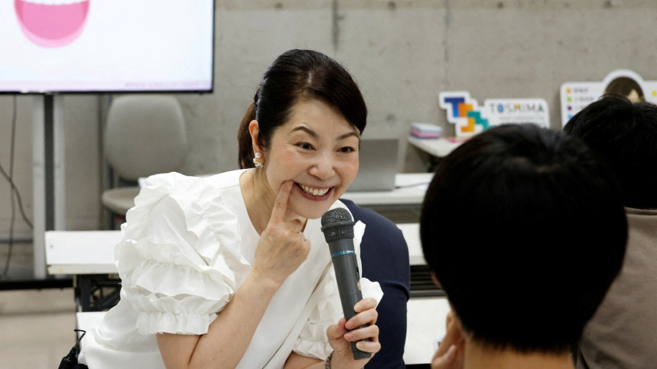 Alunos praticam sorrisos em um curso de treinamento de sorrisos na Sokei Art School em Tóquio, Japão. 05/06/2023 -