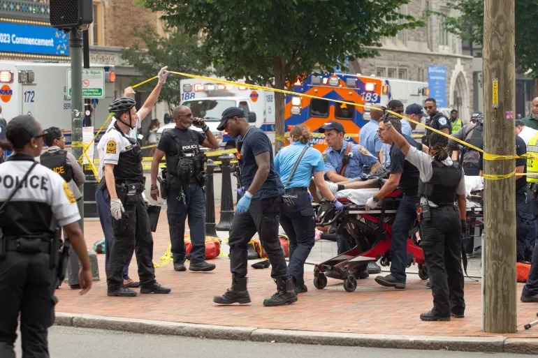 Equipe de socorro atende vítimas do tiroteio do lado de fora do Teatro Altria, em Richmond, Virginia. 07/06/2023 -