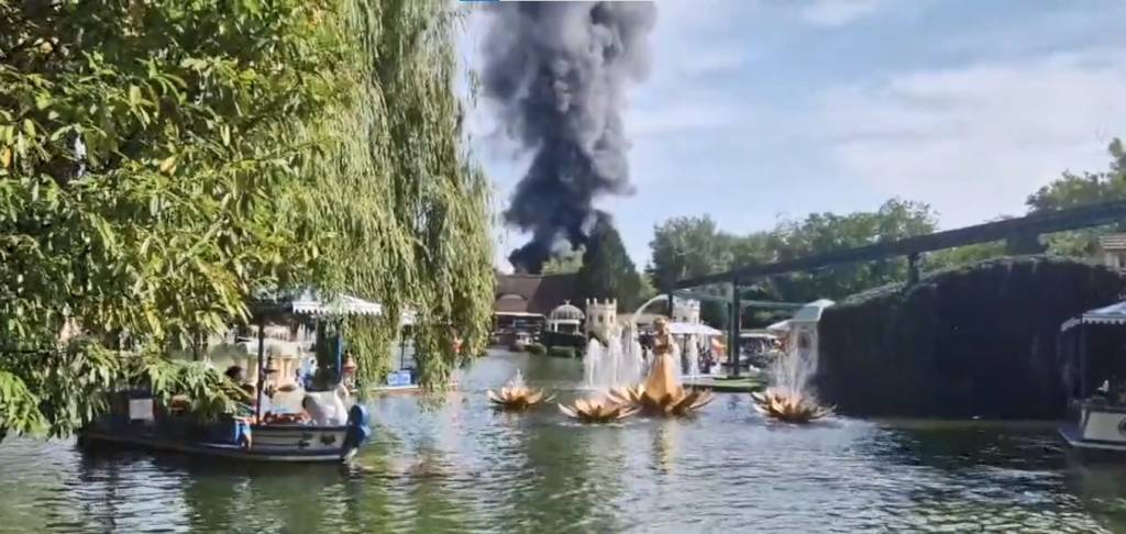 Vídeo: Grande incêndio atinge maior parque temático da Alemanha