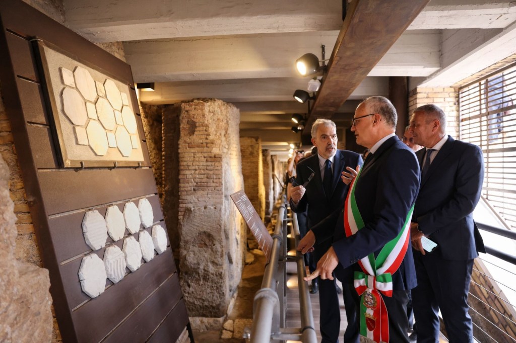 O prefeito de Roma, Roberto Gualtieri, visitando as obras concluídas no Largo Argentina, no centro de Roma, Itália. 19/06/2023 -