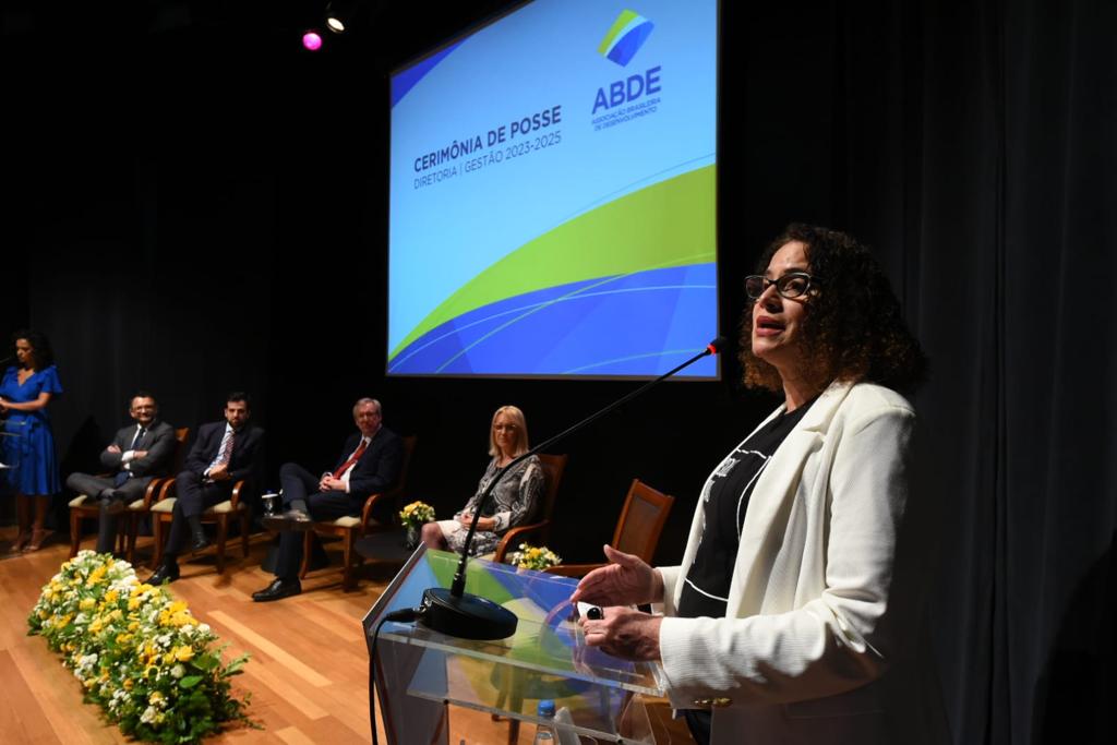 Ministra da Ciência e Tecnologia faz coro contra ‘alta’ taxa de juros