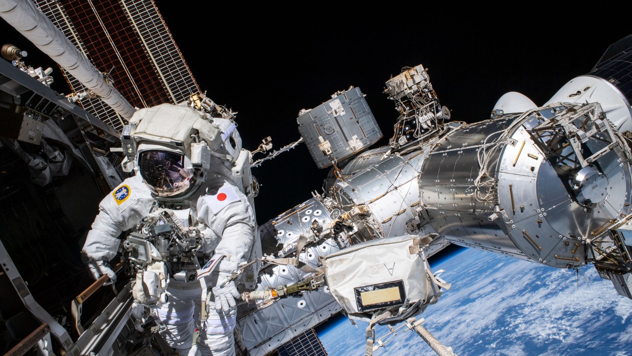 Astronauta da Jaxa, Koichi Wakata, faz caminhada espacial durante estada na Estação Espacial Internacional