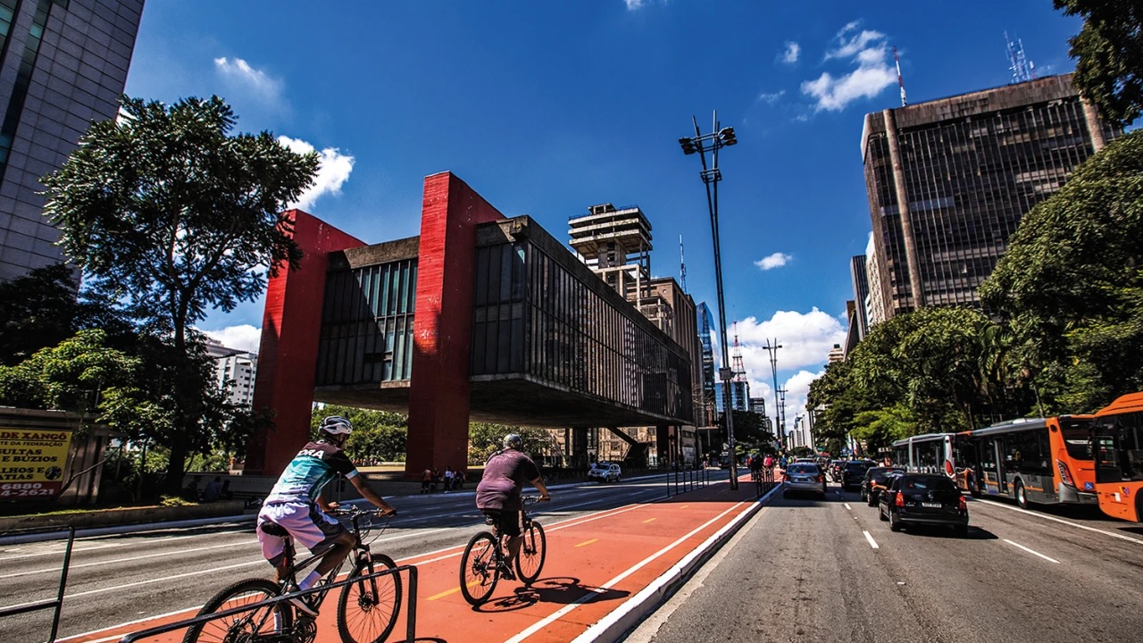 Ciclistas pedalam na Avenida Paulista, em São Paulo