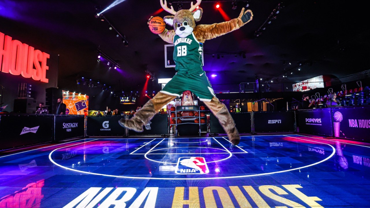Bango, mascote do Milwaukee Bucks, está no Brasil para acompanhar a final da temporada com o público brasileiro -