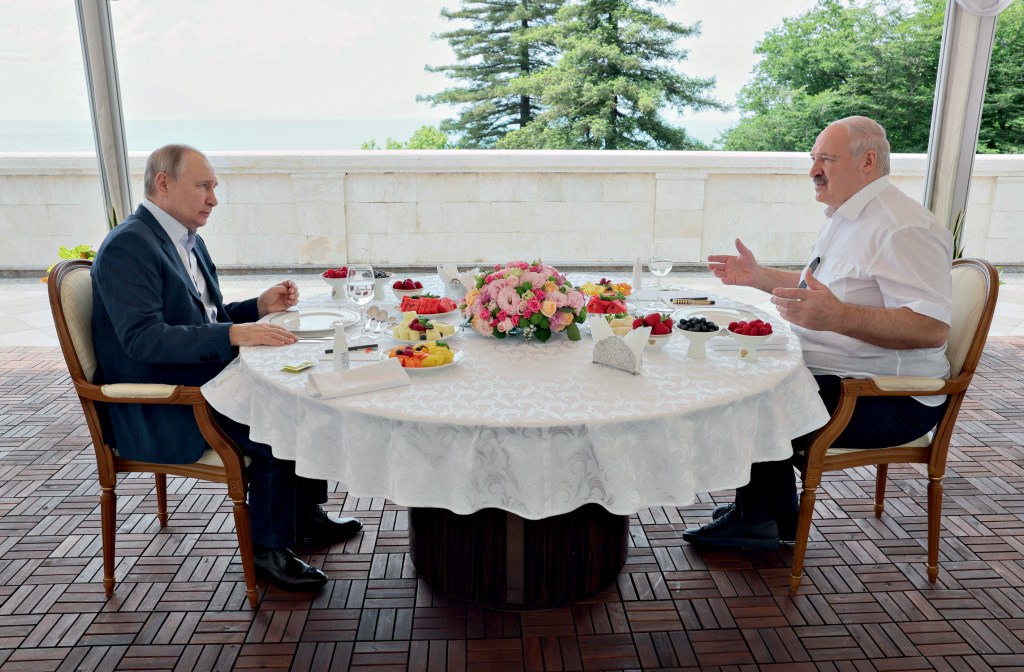 PRESSÃO - Putin com Lukashenko, o aliado ditador: armas nucleares na fronteira