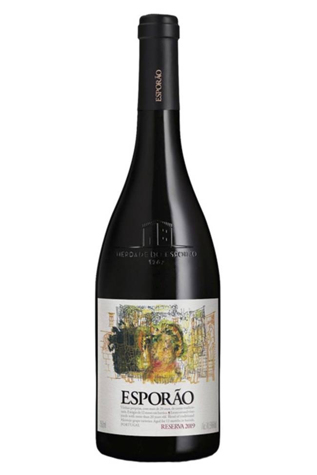 ESPORÃO RESERVA 2019 - Primeiro rótulo produzido pelo Esporão, em 1985, hoje é um clássico da região do Alentejo, em Portugal. Blend de sete castas distintas, passa ainda doze meses em barricas. O resultado é complexo, com fruta e especiarias