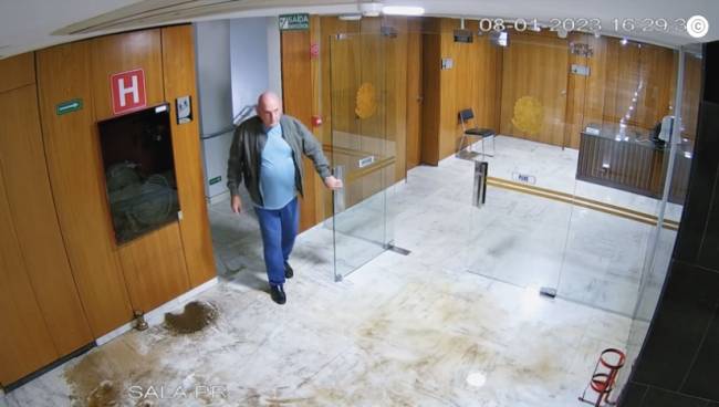 Na imagem, Gonçalves Dias no Palácio do Planalto, no dia 8 de janeiro