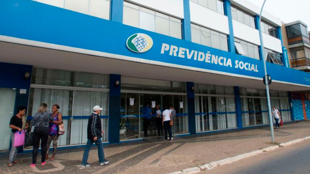 CONFUSÃO - Agência do INSS: divergências entre leis trabalhista e previdenciária precisam acabar