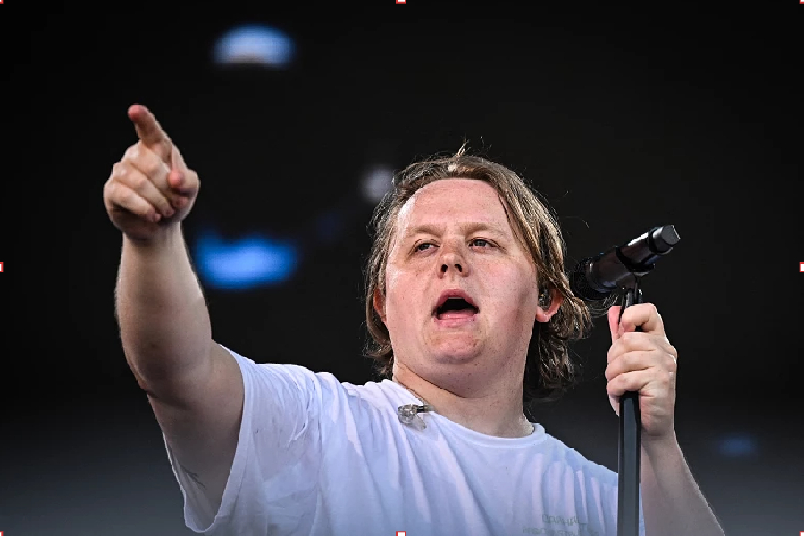 O cantor Lewis Capaldi se apresenta em Glastonbury