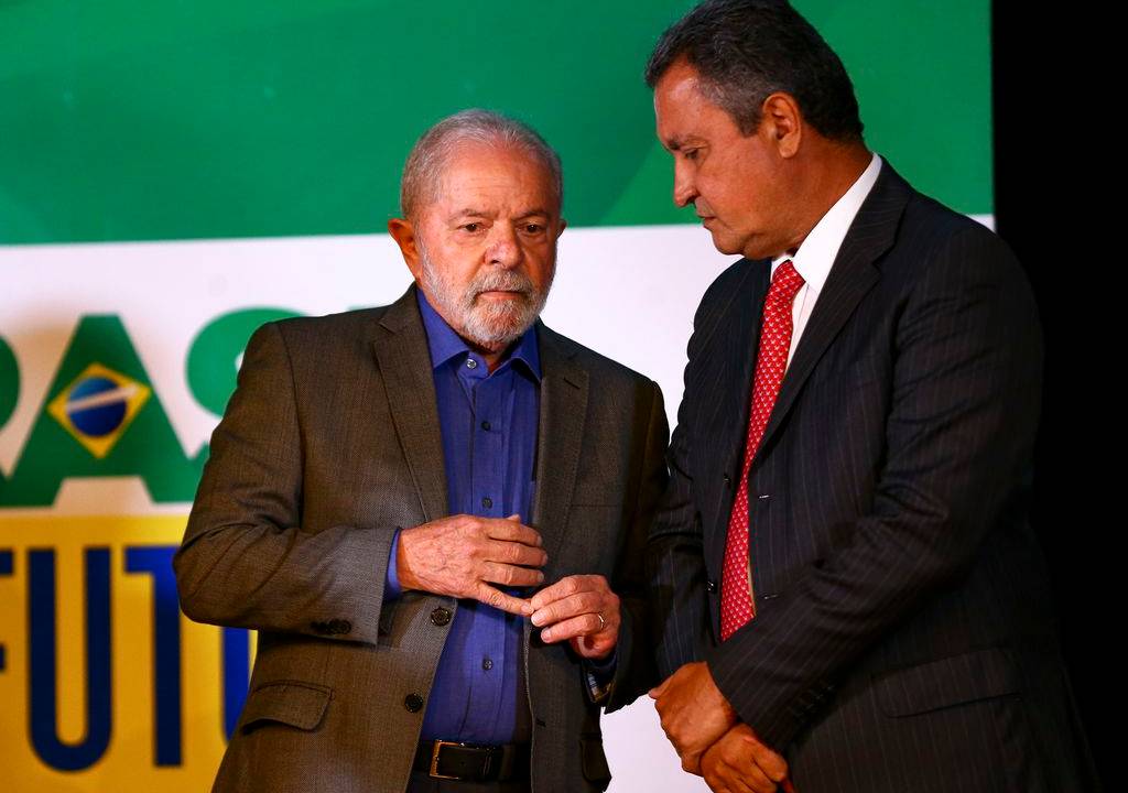 O presidente eleito, Luiz Inácio Lula da Silva, e o futuro ministro da Casa Civil, Rui Costa, durante anúncio de ministros no CCBB Brasília.