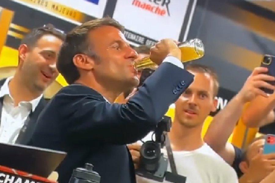 macron tomando cerveja