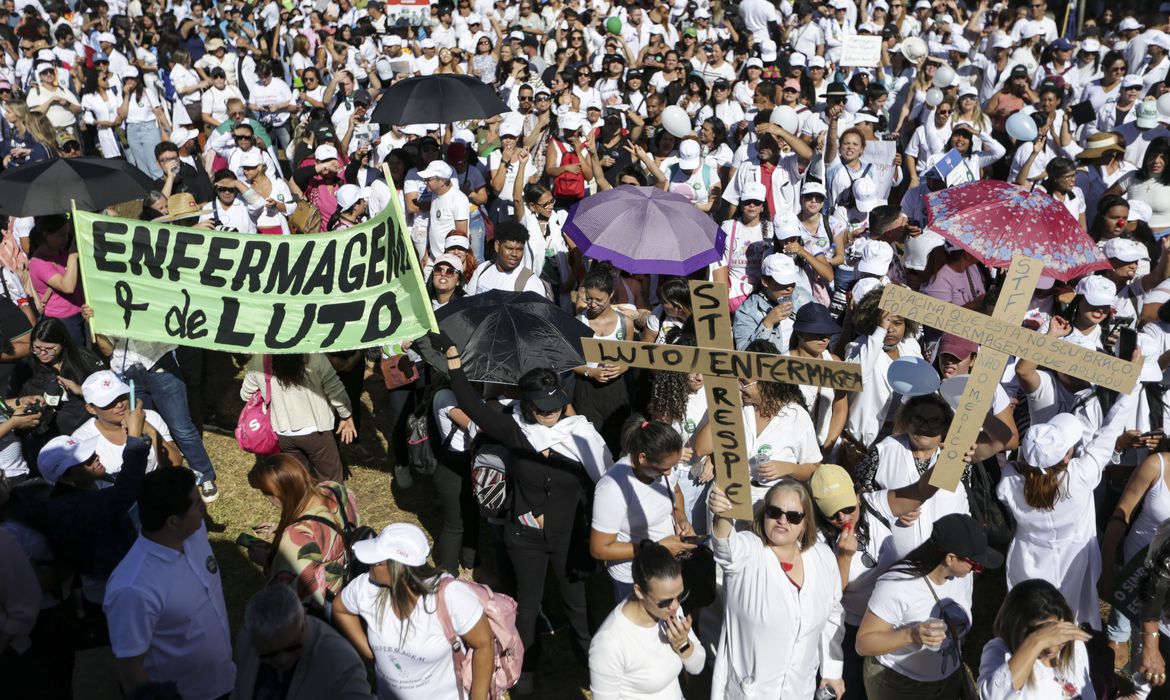 Profissionais de enfermagem realizam manifestação em defesa da implementação do piso salarial da enfermagem