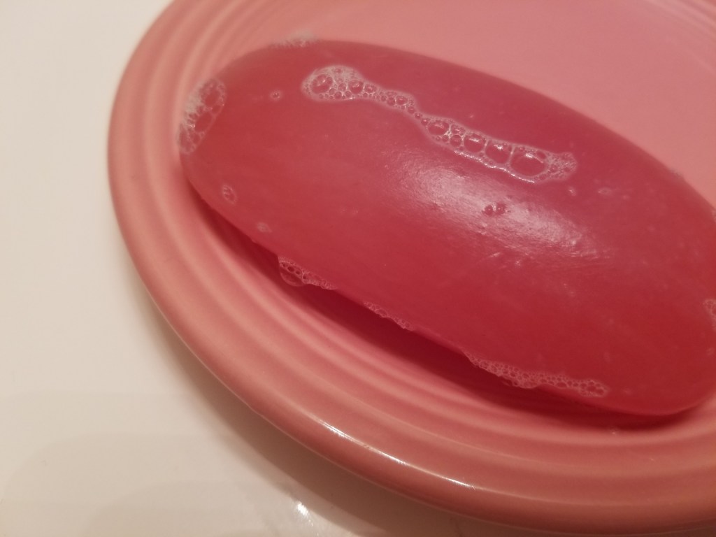 Sabonete rosa numa saboneteira