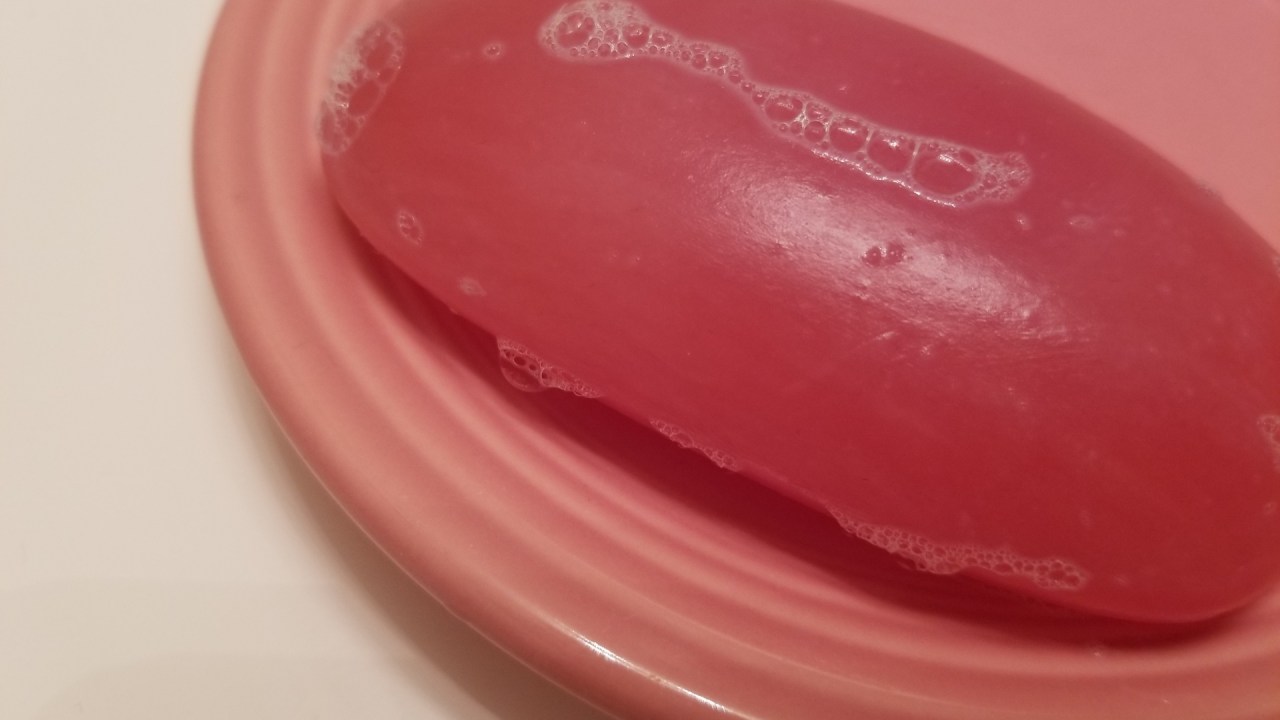 Sabonete rosa numa saboneteira