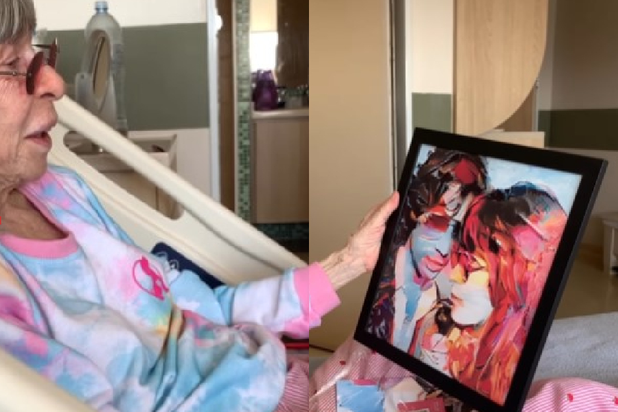 Rita Lee recebe no hospital a arte da capa do disco de remixes feito pelo filho João