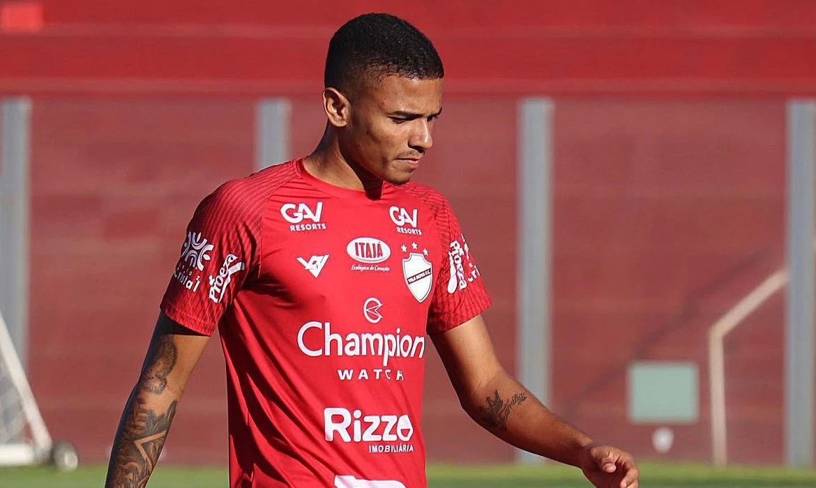 Marcos Vinícius Barreira, conhecido como Romário, durante treino do Vila Nova