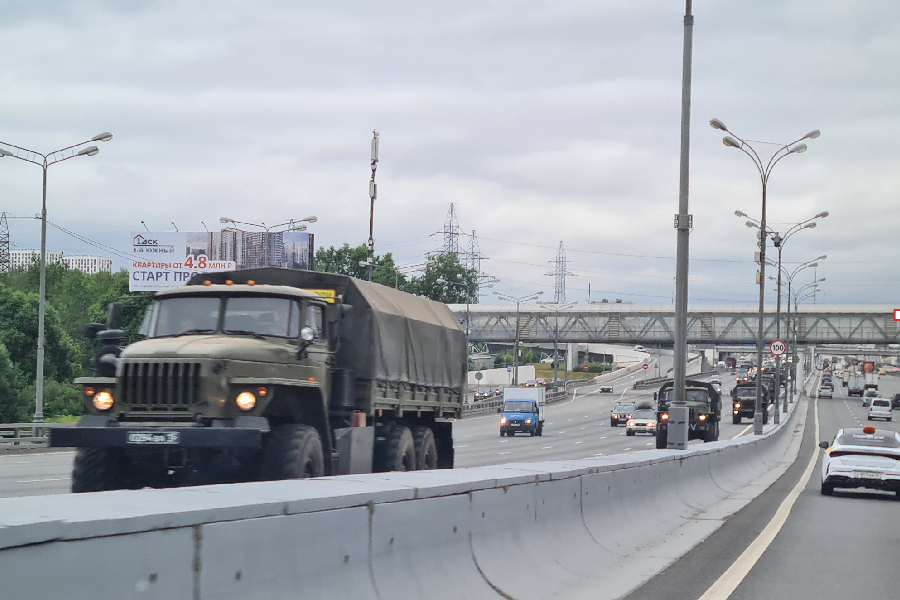 Veículos militares russos patrulham a rodovia que liga a capital Moscou ao sul do país //