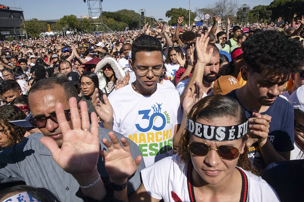 RENOVAÇÃO - Jovens na Marcha para Jesus em São Paulo: protestantes já são maioria entre brasileiros de até 30 anos