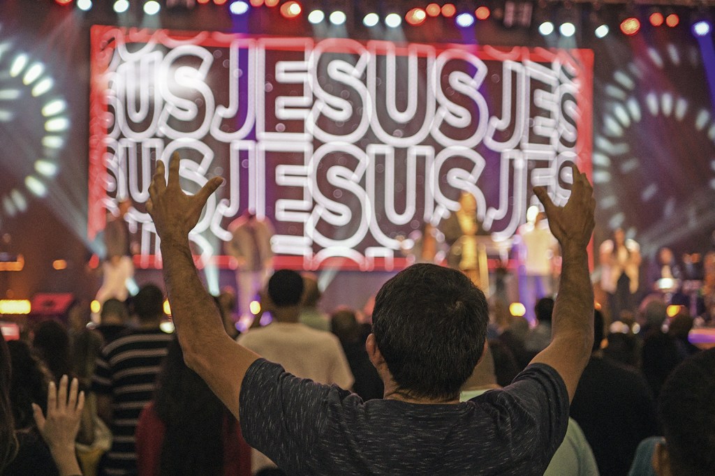 PARA CIMA - Fiéis em igreja do Rio de Janeiro: dezessete novos locais de culto por dia