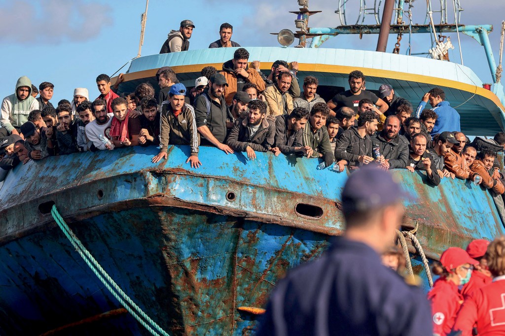 ROTA DA MORTE - Barco de imigrantes cruza o Mediterrâneo: milhares se afogam durante o percurso