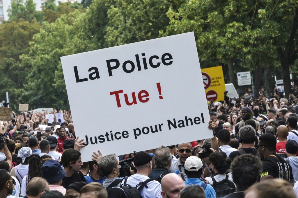 FERIDA EXPOSTA - Manifestação em Nanterre: “A polícia mata”, diz o cartaz