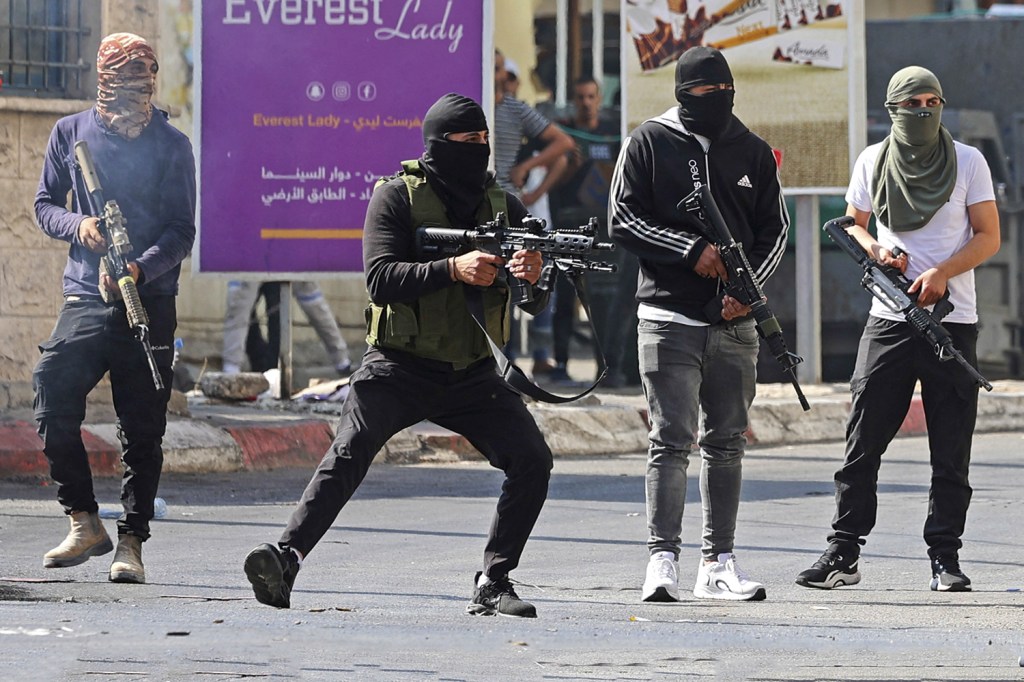 REAÇÃO - Militantes palestinos fazem disparos em série contra blindados israelenses