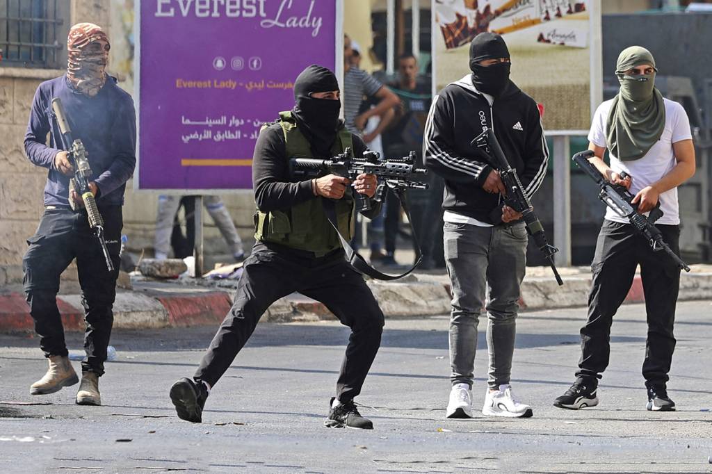 000_33M62YH.jpg REAÇÃO - Militantes palestinos fazem disparos em série contra blindados israelenses