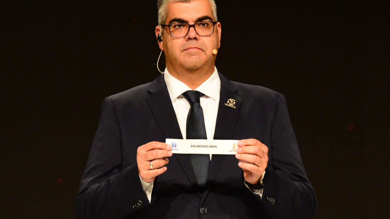 Conmebol's director of club competitions Frederico Nantes shows the slip for Brazil's Palmeiras during the draw for the round of 16 of the Copa Libertadores and Copa Sudamericana in Luque, Paraguay on July 5, 2023. (Photo by Daniel Piris / AFP)