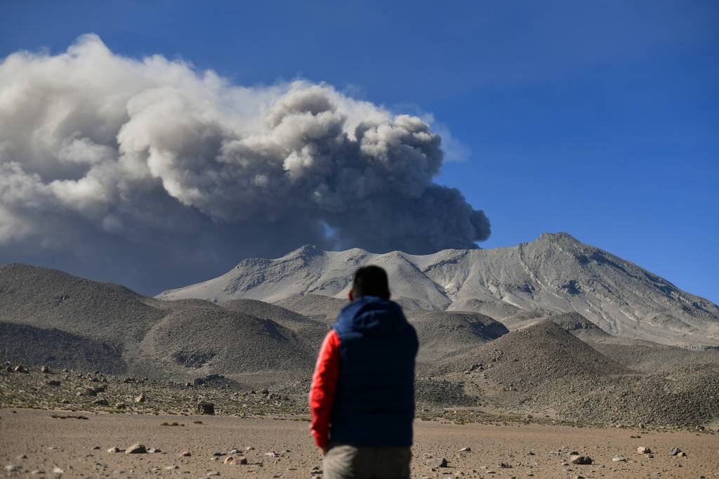 Peru declara estado de emergência após erupção de vulcão Ubinas