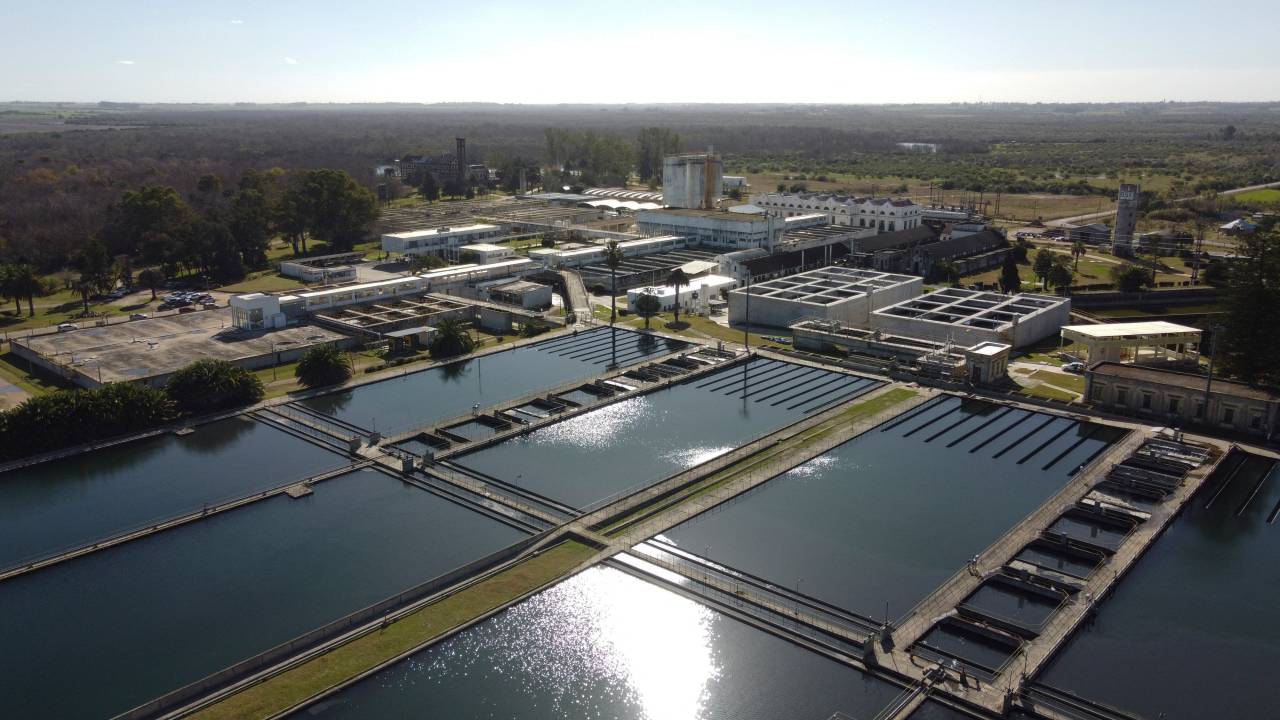 Aerial view of the settling basins of the Aguas Corrientes water treatment plant in Canelones, Uruguay, taken on July 7, 2023, amid a severe drought in the country. (Photo by Martín SILVA / AFP)