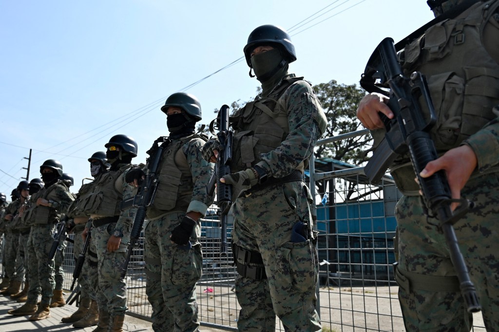 Forças militares montam guarda do lado de fora de prisão em Guayaquil, no Equador. 25/07/2023