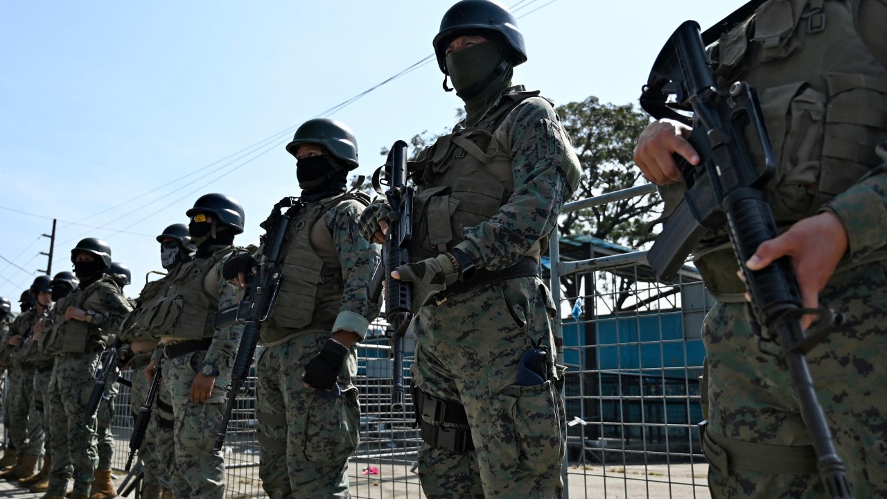 Forças militares montam guarda do lado de fora de prisão em Guayaquil, no Equador. 25/07/2023