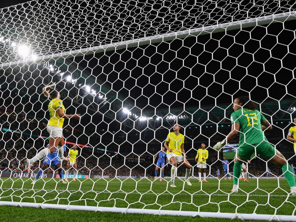 Copa do Mundo Feminina: Brasil sofre com bola aérea francesa e perde por 2  a 1