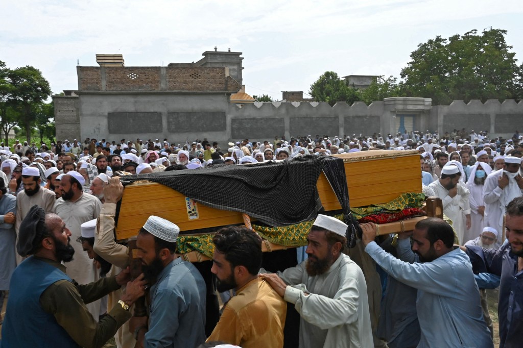 Pessoas carregam o caixão de uma vítima da explosão de uma bomba no distrito de Bajaur, na província de Khyber-Pakhtunkhwa, no Paquistão. 31/07/2023