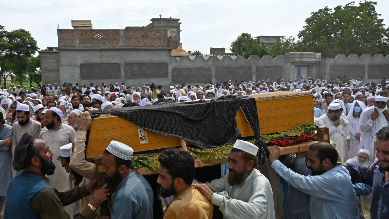Pessoas carregam o caixão de uma vítima da explosão de uma bomba no distrito de Bajaur, na província de Khyber-Pakhtunkhwa, no Paquistão. 31/07/2023