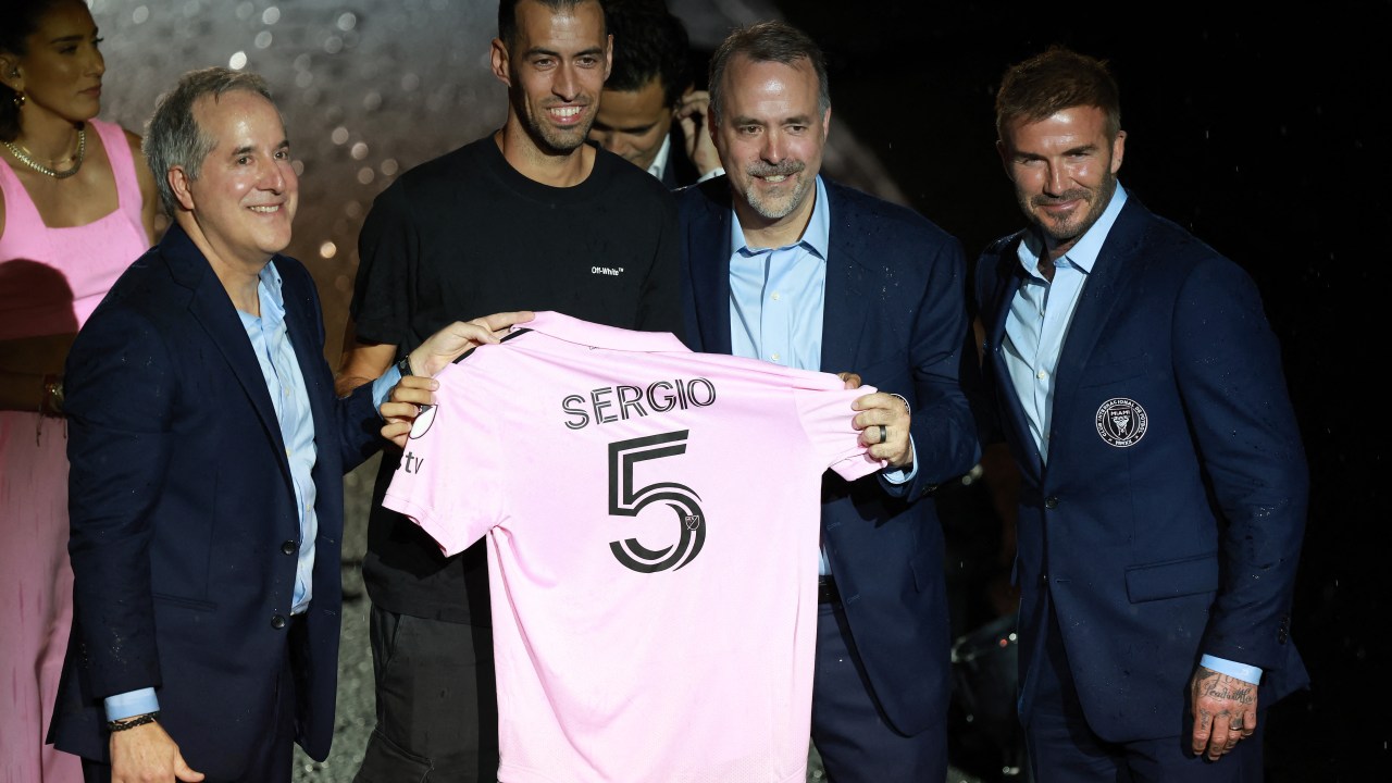 FORT LAUDERDALE, FLORIDA - JULY 16: (L-R) Managing Owner Jorge Mas, Sergio Busquets, Co-Owner Jose Mas, and Co-Owner David Beckham pose during "The Unveil" introducing Lionel Messi hosted by Inter Miami CF at DRV PNK Stadium on July 16, 2023 in Fort Lauderdale, Florida. Joe Raedle/Getty Images/AFP (Photo by JOE RAEDLE / GETTY IMAGES NORTH AMERICA / Getty Images via AFP)