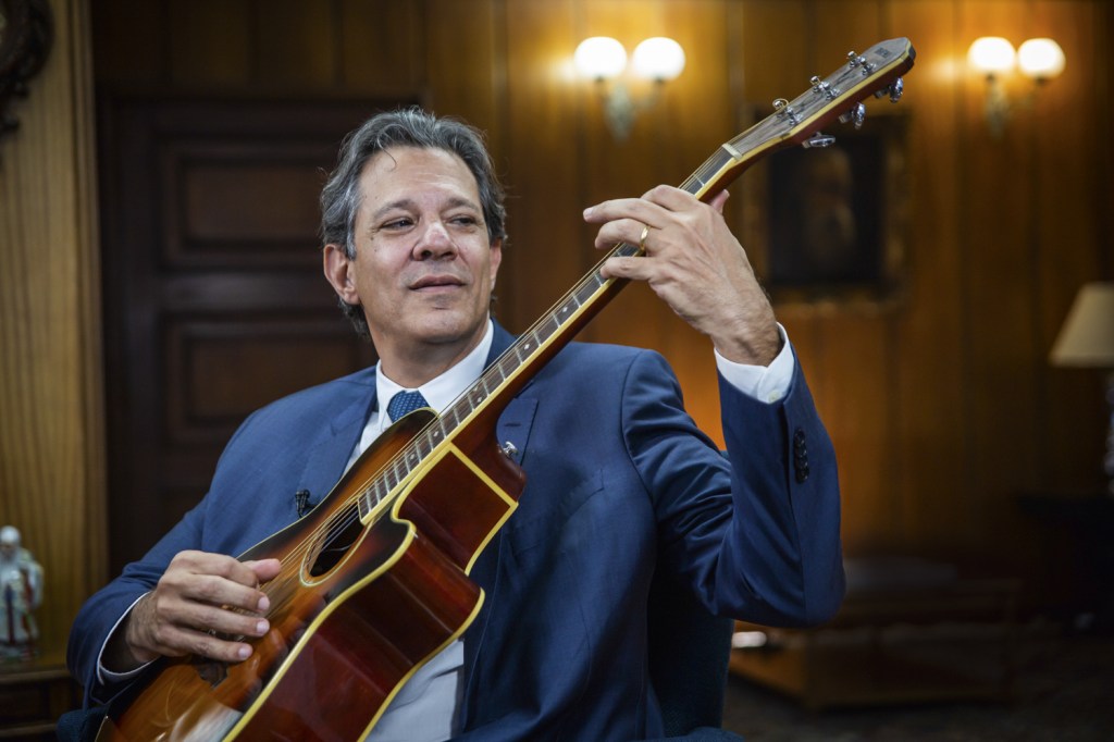 RUÍDO - O ministro e seu violão: papel central como articulador