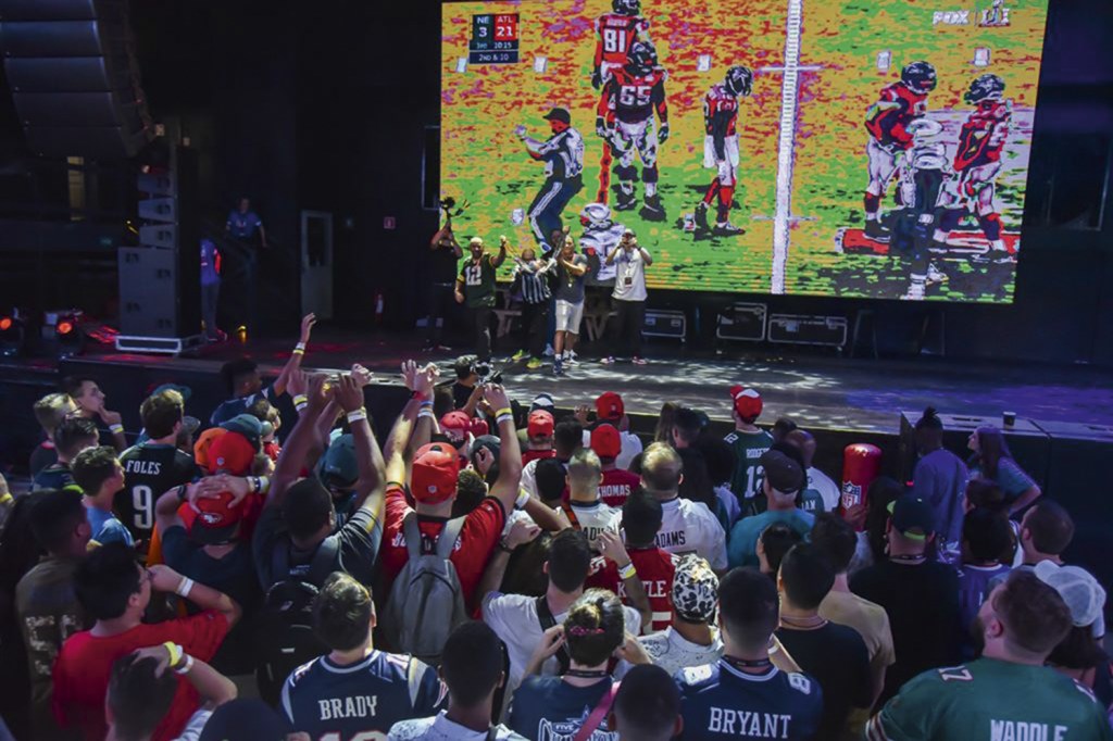 CONCENTRAÇÃO - NFL in Brasa: 7 000 fãs reunidos para ver o Super Bowl