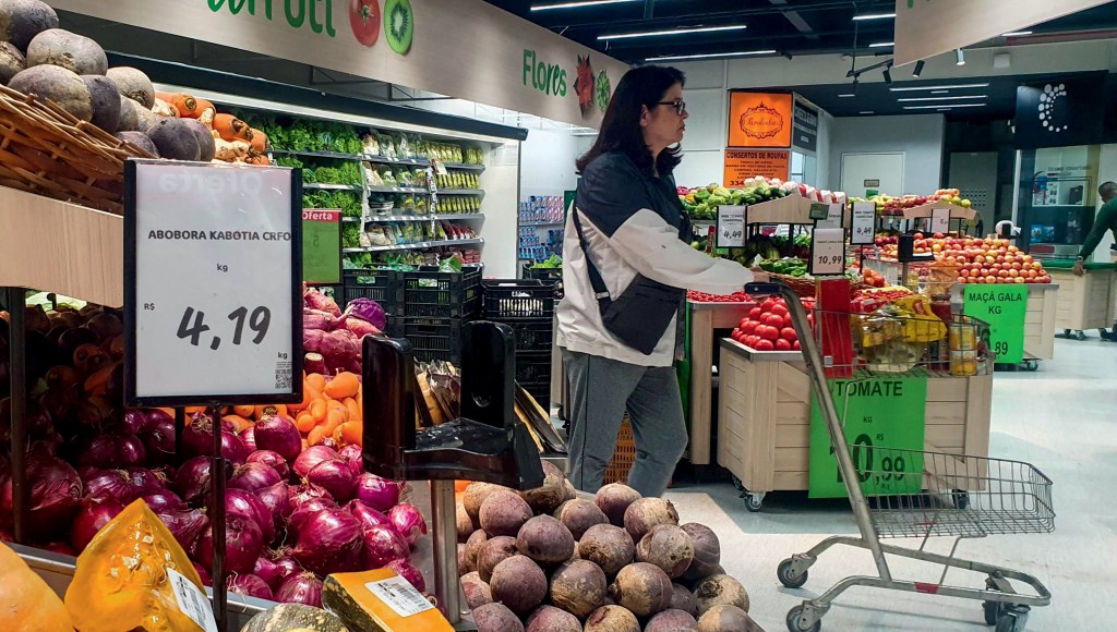 NO SUPERMERCADO - Prateleiras cheias: os preços dos alimentos pararam de subir e, em alguns casos, até caíram