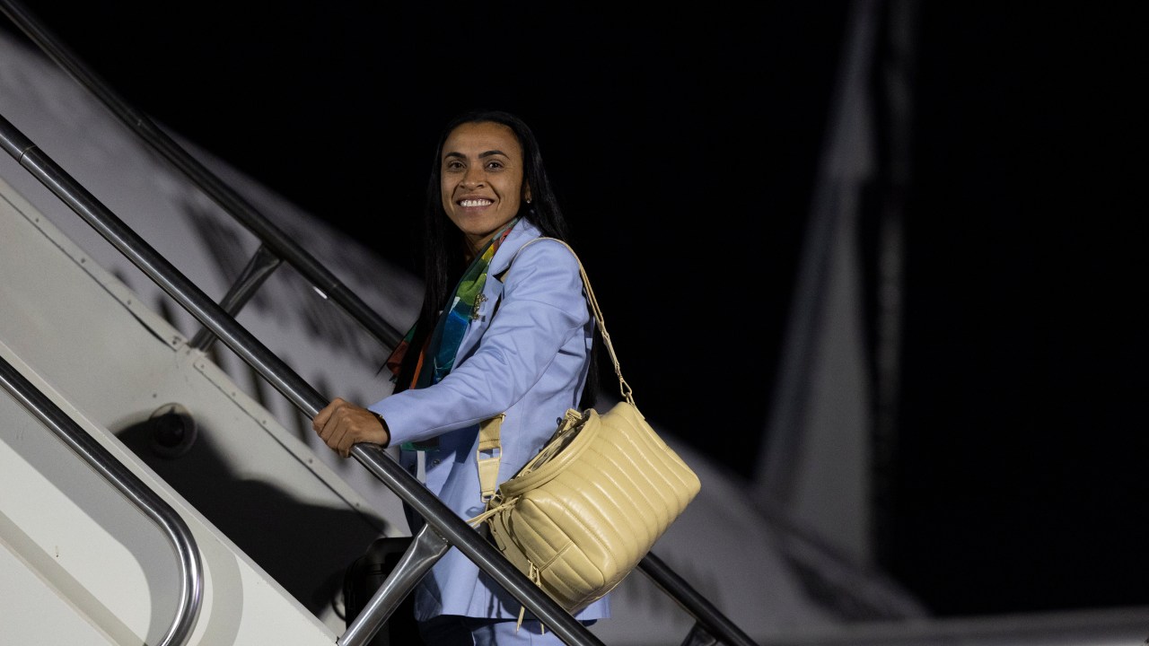 A meio-campista Marta embarcou para sua sexta e última Copa do Mundo de Futebol Feminino -